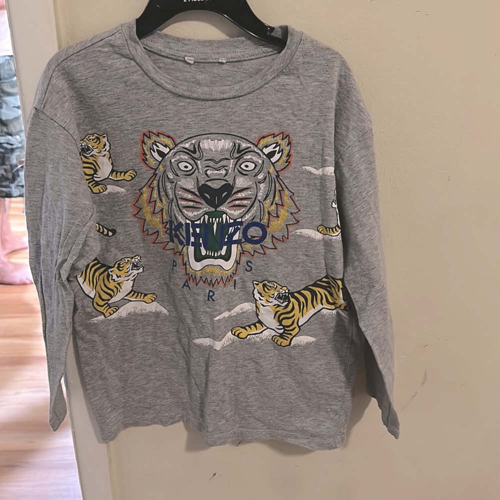Kenzo long sleeve tea with logo. Size 6/7. Great condition.
